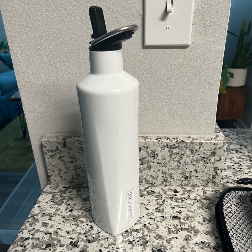 25 oz. Brumate rehydration bottle (ice white) like new